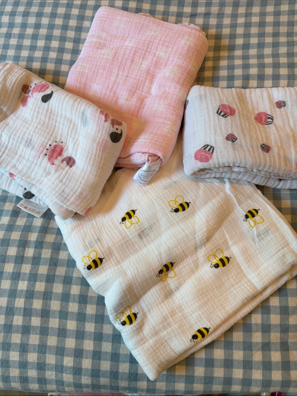 Baby swaddle blanket bundle (4) GUC